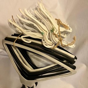 Lote de Perchas de Plástico Blancas y Negras - imagen 2