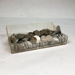 Lote de Monedas Variadas en Caja Plástica - imagen 1