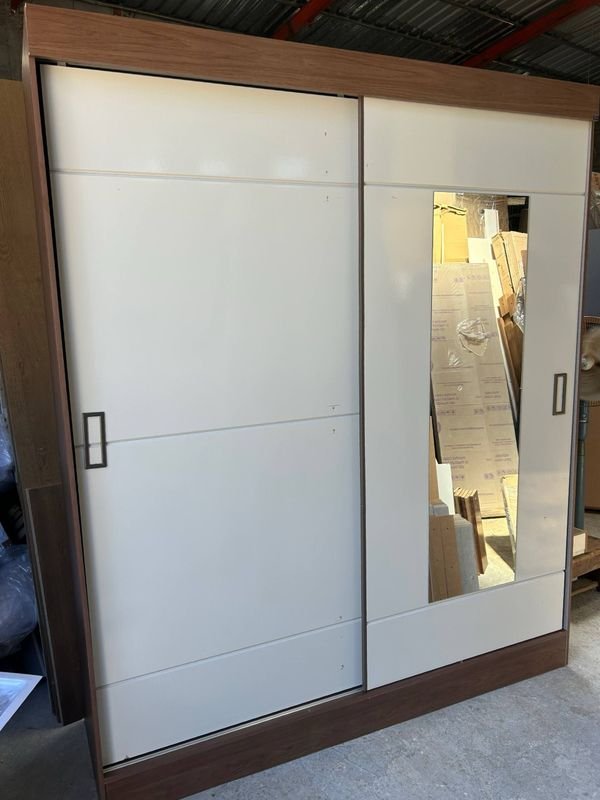 Lote siguiente: Gabinete Blanco con Espejo y Puertas Corredizas