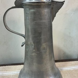 Jarra Antigua de Estaño con Tapa y Grabado - imagen 3