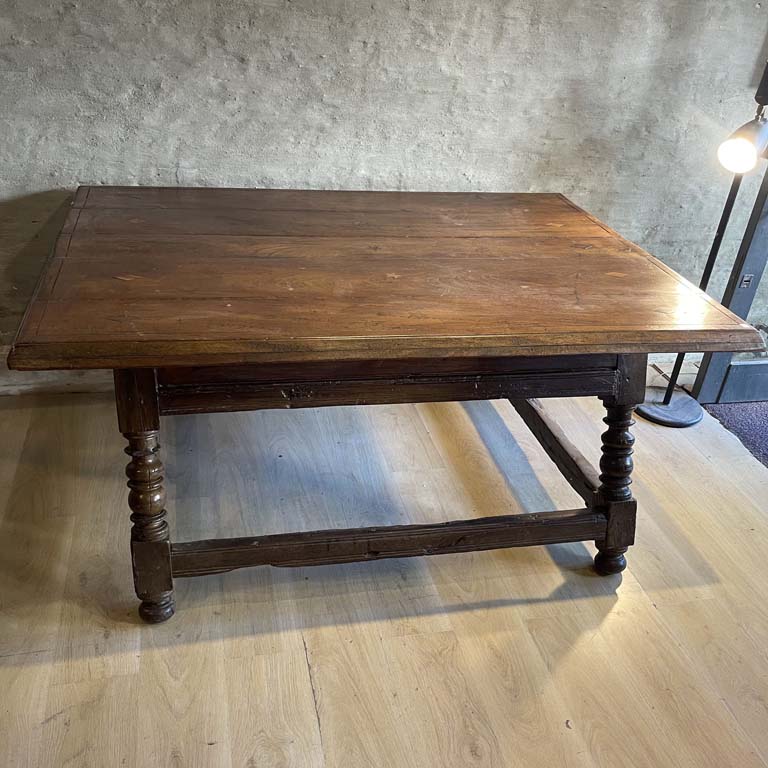 Lote anterior: Mesa central rústica en curupay, con patas talladas y decoración de madera - Medidas: 170x119x78cm