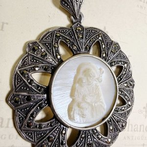 Dije Art Déco Nácar y Marquesitas con Figura Religiosa - imagen 4