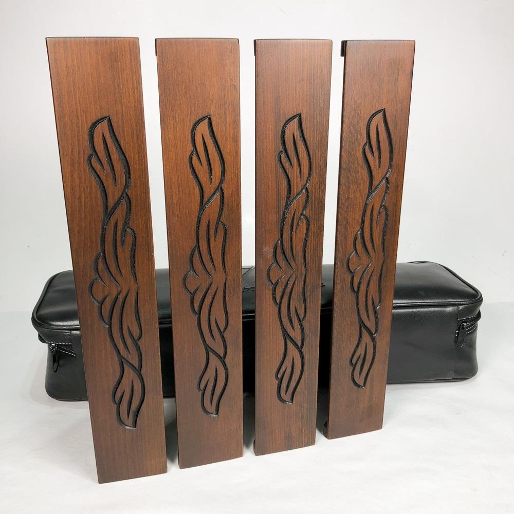 Estuche de Cuero con Cuatro Soportes de Ficha Tallados en Madera