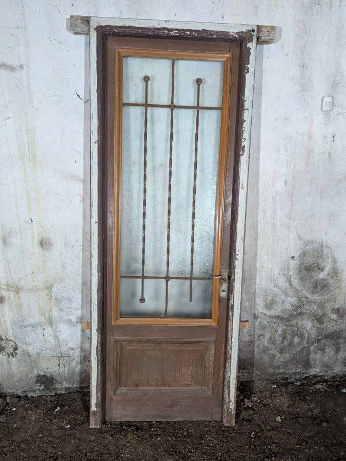 Puerta antigua vidriada en cedro, con reja y marco de pinotea. - imagen 2