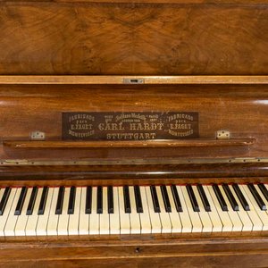 Piano Vertical Carl Hardt Stuttgart - Madera y Lustre con Detalles - imagen 2