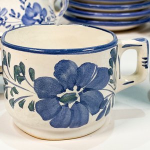 Juego de Té Cerámica Blanca y Azul con Flores - Tetera, Lechera, Azucarero, Mantequera, 6 Tazas y 6 Platillos - imagen 2