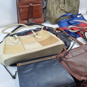 Lote de 9 Carteras de Dama: Variedad de Modelos y Colores - imagen 4