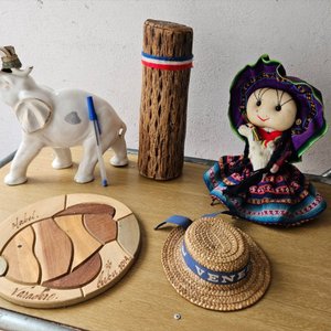 Adornos Coleccionables: Elefante Blanco, Muñeca Típica y Sombrero - imagen 3
