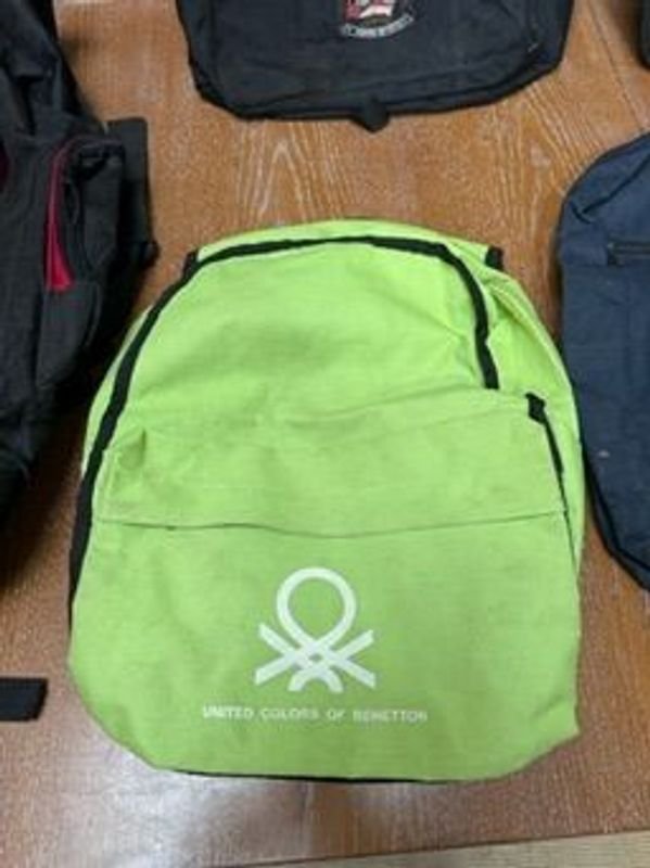 Lote de mochilas y bolsos de diferentes tamaños y colores - imagen 3