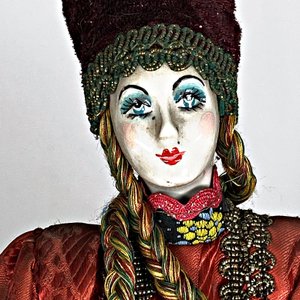 Muñeca Ucraniana Tradicional con Vestimenta Detallada - imagen 3