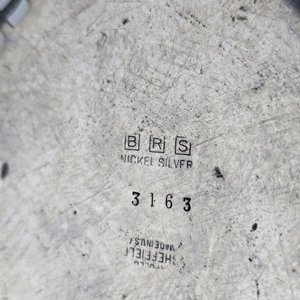 Juego de Piezas de Metal Plateado: Jarra, Canastos y Bandejas Antiguas - imagen 9