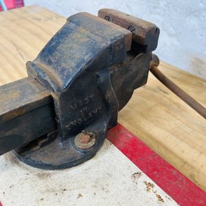 Lote #076 – Morsa de mesa con base de hierro - imagen 2