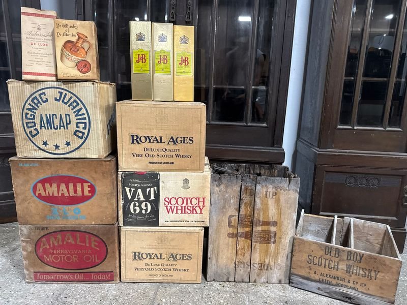Lote siguiente: Lotes de cajas y cajones con propaganda de bebidas