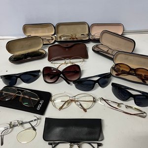 Lote siguiente: Lote de 9 Pares de Lentes y Estuches Variados