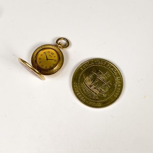 Lote siguiente: Reloj de Bolsillo Seiko Dorado y Moneda Conmemorativa Peruana