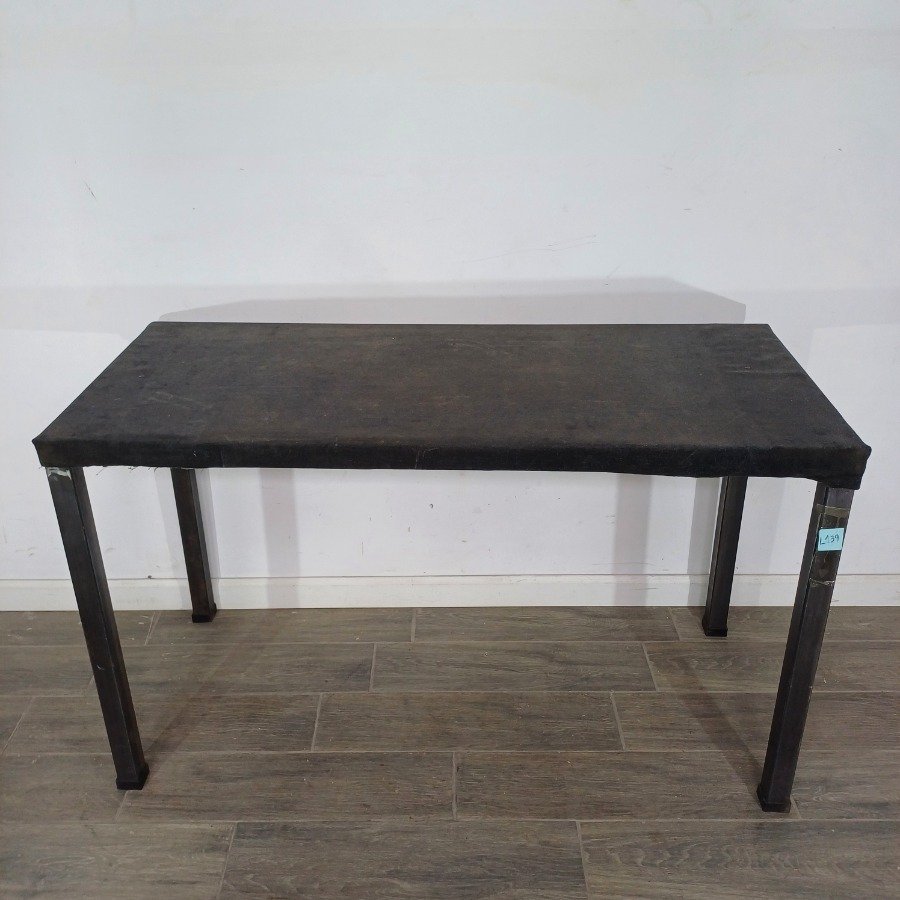 Mesa rectangular en metal con tapa forrada en tela - imagen 3