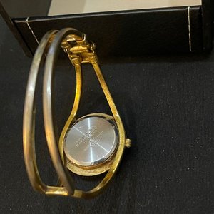 Reloj Anne Klein II Dorado Diseño Brazalete Escultural - imagen 7
