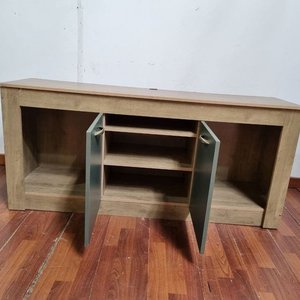 Mueble de arrime bajo en melamina, verde y símil madera, con estantes y puertas - imagen 2