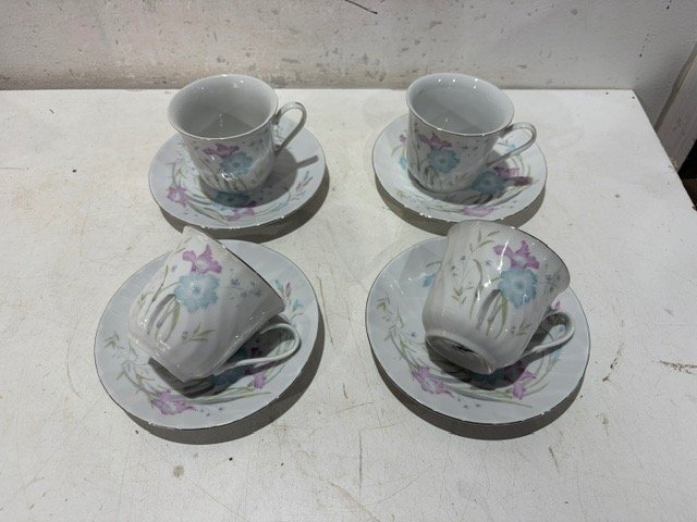 Juego de 4 Tazas de Té con sus Platitos Decorados