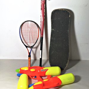 Lote anterior: Lote de 5 piezas: Patineta, Palo de Hockey, Raqueta y 2 Pistolas de Agua