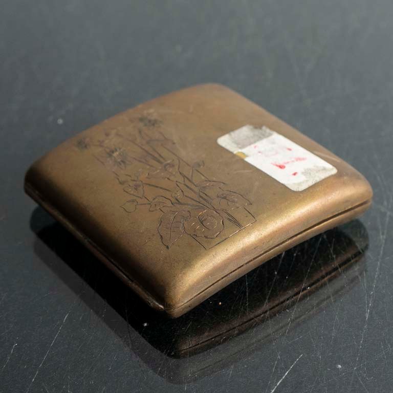 Cigarrera Antigua de Bronce con Grabado Floral