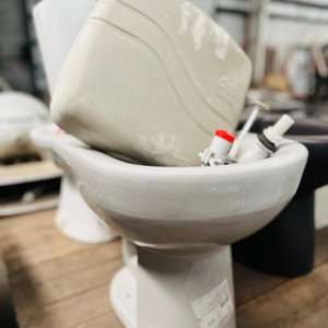 Lote de 7 Piezas Sanitarias: Inodoros, Bidet y Cisternas - imagen 4