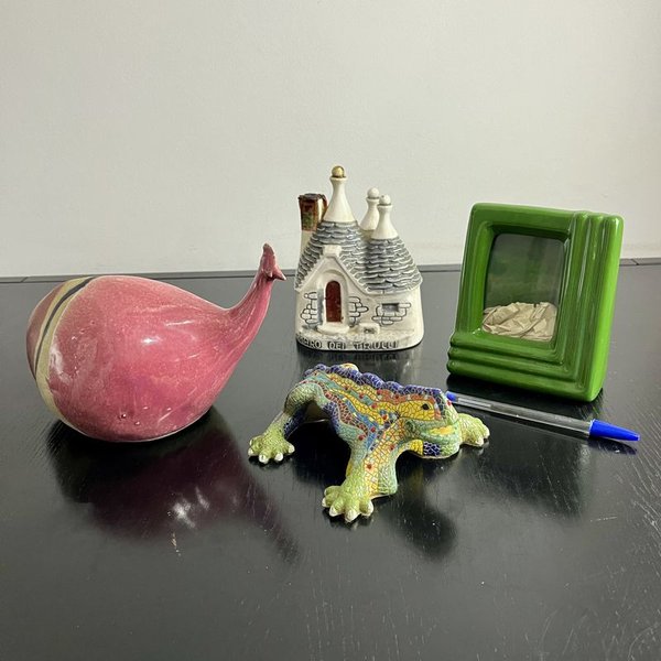 Colección de cerámica y resina: porta foto, pavo, reptil policromado y licorera - imagen 1