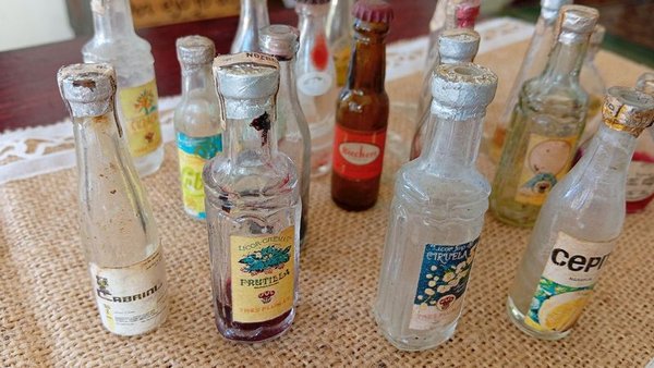 Lote de 19 Mini Botellitas Antiguas de Colección - imagen 1