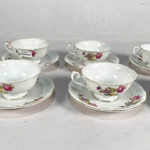 Seis Pocillos y Seis Platitos de Porcelana China con Flores y Guarda Dorada - imagen 3