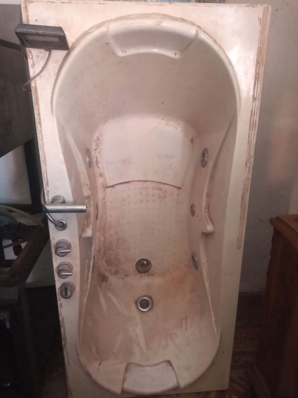 Lote siguiente: Jacuzzi en Mal Estado