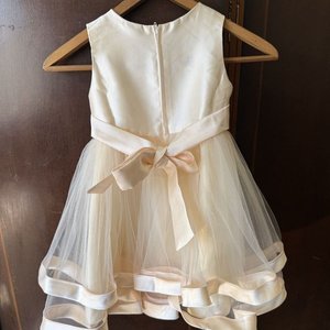 Vestido Infantil de Fiesta Color Crema con Pedrería y Tul - imagen 4