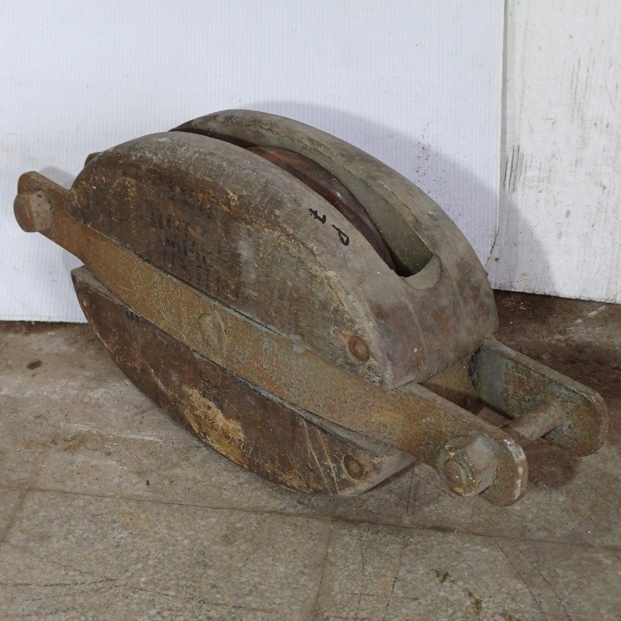 Lote siguiente: Pasteca de madera y hierro para venta