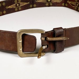 Cinto de Cuero Marrón con Detalles Metálicos y Hebilla Dorada - imagen 3