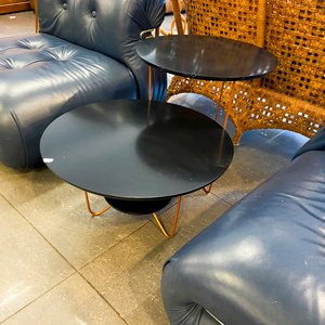 Par de Sillones de Cuero Azul con Mesa Auxiliar Negra - imagen 4