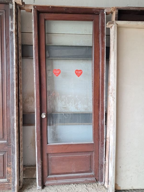Lote siguiente: Puerta de madera con ventana y decoración