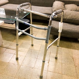 Andador Plegable Metálico para Movilidad - imagen 1