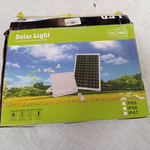 Tres focos solar led de 30W en caja. - imagen 3