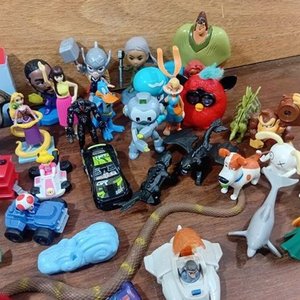 Lote de Más de 40 Juguetes Coleccionables: McDonald's, Personajes y Vehículos - imagen 9