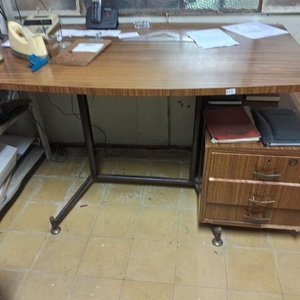 Lote de 2 escritorios de madera y hierro con cajoneras - imagen 6