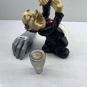 Figura Decorativa de Camarero Cómico con Vaso - imagen 2