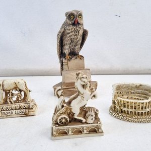 Conjunto Figuras Decorativas Roma: Loba Capitolina, Coliseo, Lechuza y Carro Romano - imagen 3