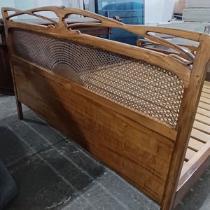 Cama de 2 Plazas en Madera Tallada con Respaldo y Piecera Estilizada - imagen 9