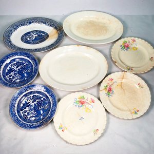 Conjunto de 8 Piezas de Porcelana Inglesa: Fuentes Ovales y Platos con Diseños Florales y Willow - imagen 2