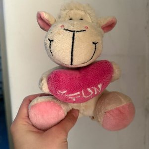 Lote siguiente: Peluche Oveja con Corazón Rosa