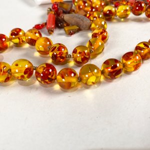 Conjunto de Collar y Aretes Color Ámbar con Detalles - imagen 2