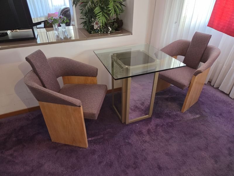 Lote anterior: Juego de mesa y sillones de diseño moderno