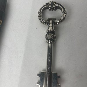 Destapador Niquelado con Diseño de Llave Antigua - imagen 4