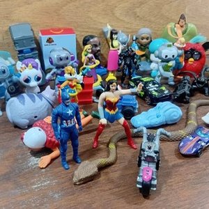 Lote de Más de 40 Juguetes Coleccionables: McDonald's, Personajes y Vehículos - imagen 7