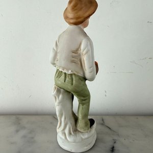 Estatua de Porcelana Bisque: Anciano Granjero con Cesta de Manzanas - imagen 2