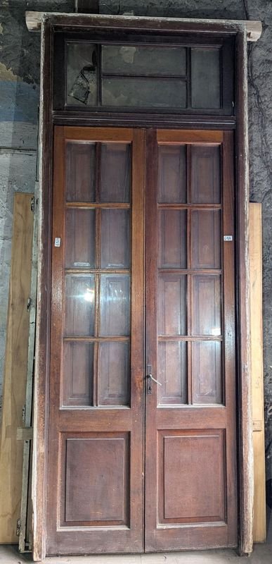 Puerta antigua con par de hojas batientes y detalles ornamentales - imagen 8